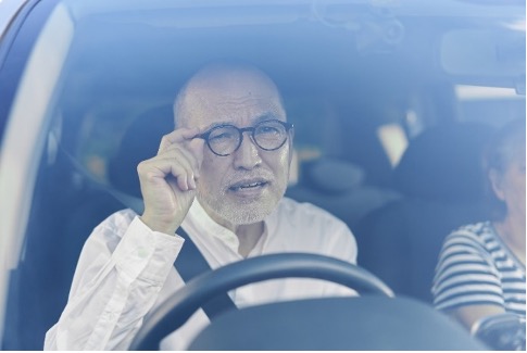 写真:運転するメガネの男性