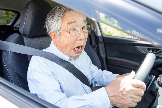 写真：驚く老人