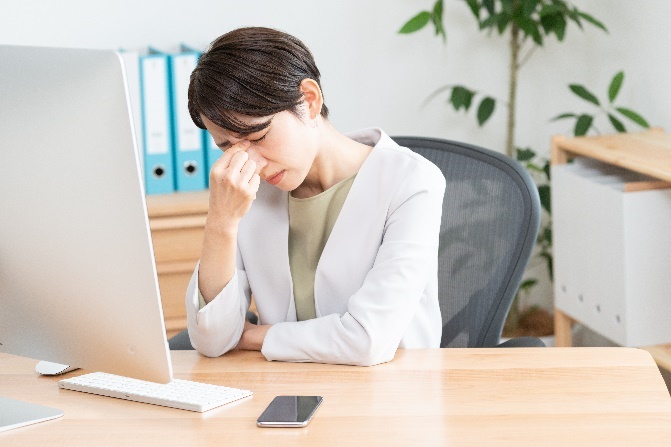 写真:目頭を押さえる女性