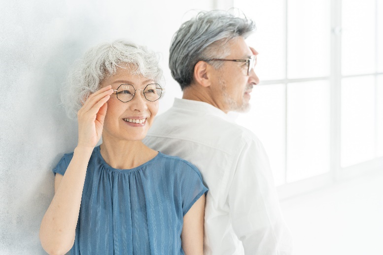 写真：メガネの男女