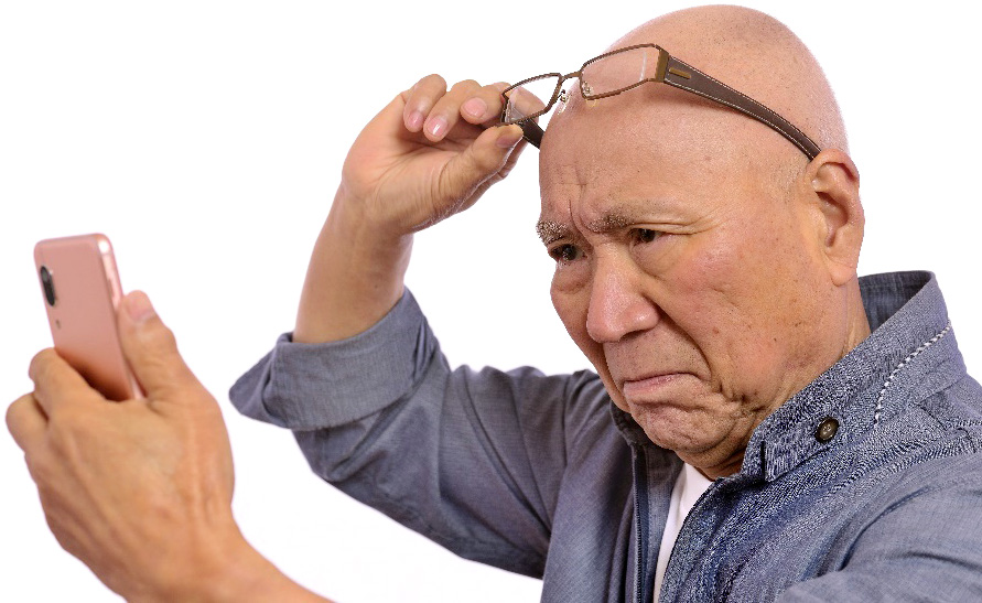 写真:拡大鏡で見る男性